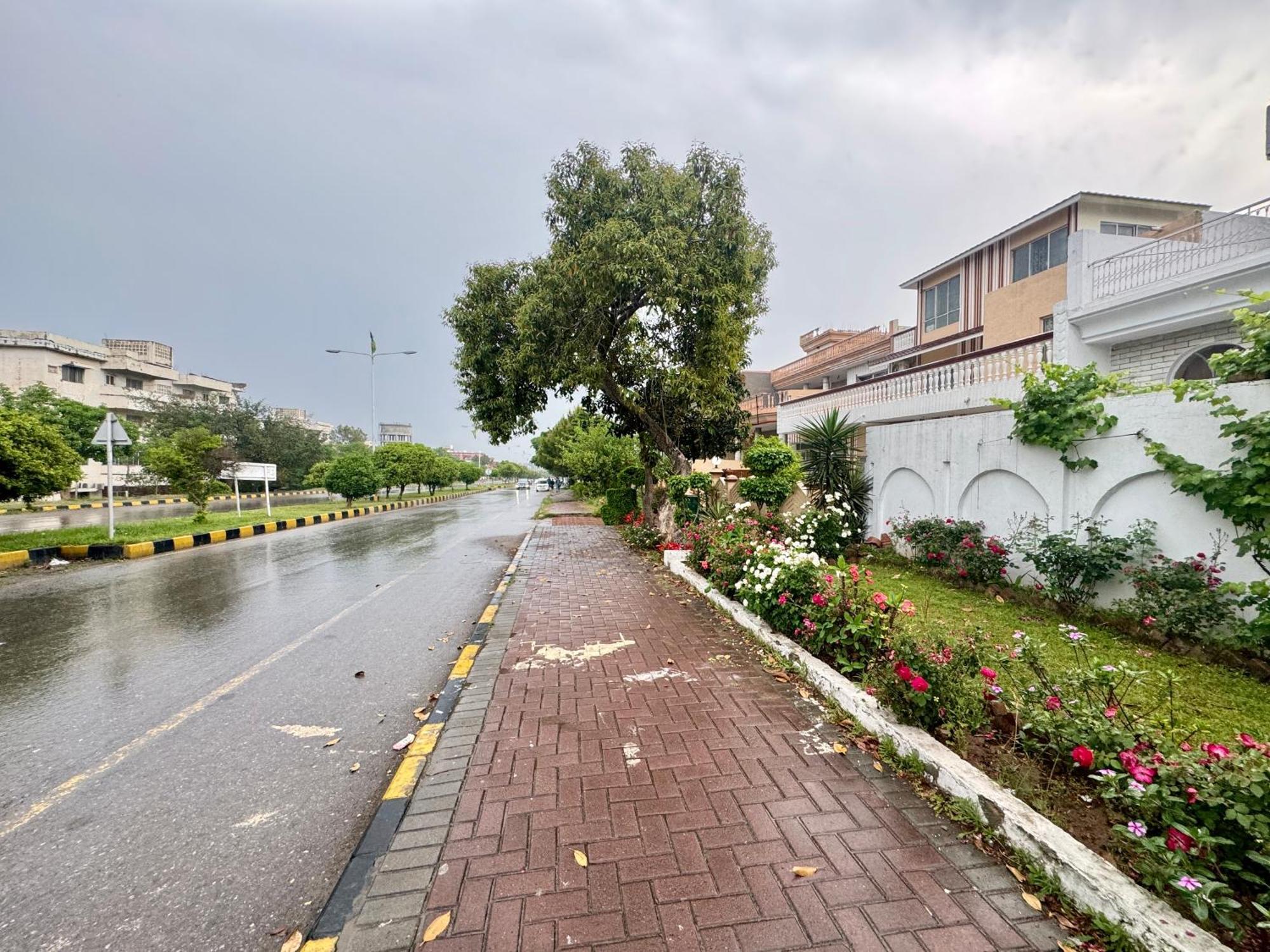 Decent Lodge Guest House Islamabad Exterior photo